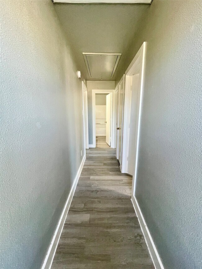 Building Photo - 6103 Settlers Square Ln