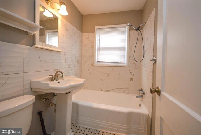 Building Photo - 5000 Surrey Ln
