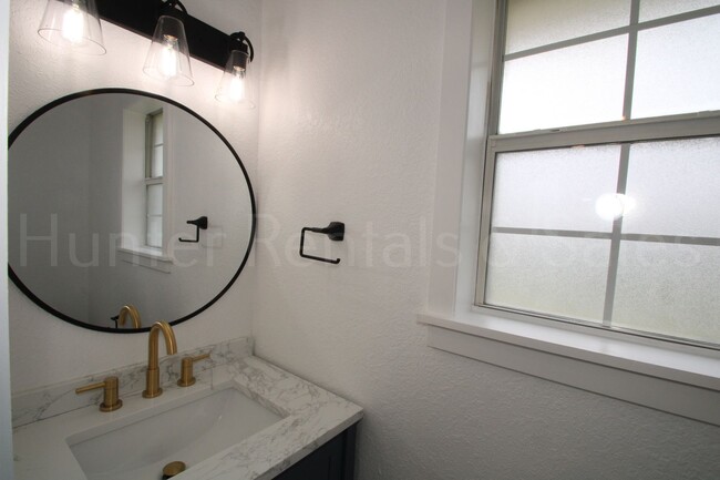 Building Photo - Experience Modern Living