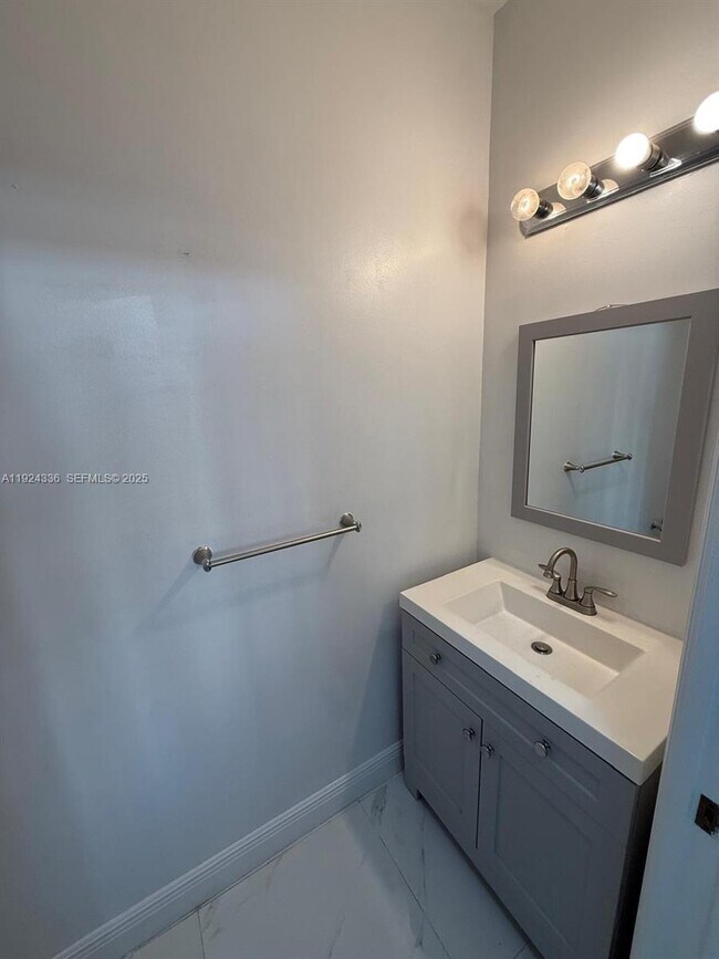 Building Photo - 5543 NW 112th Pl