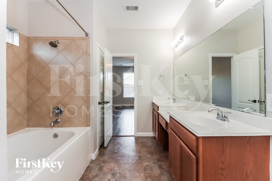 Building Photo - 16302 Stable Manor Ln