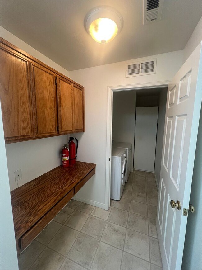 Building Photo - Cute North Bakersfield home!