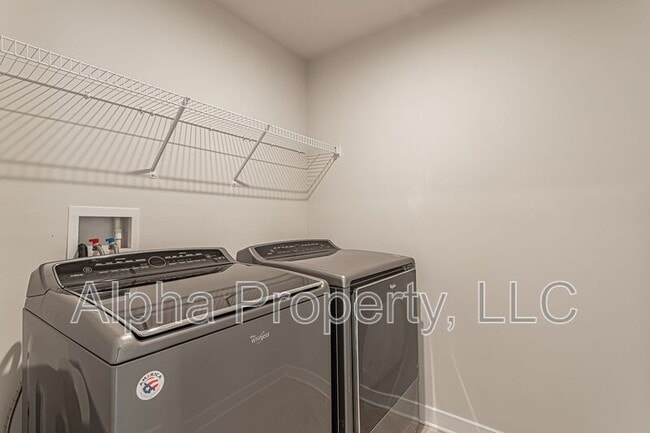 Building Photo - 300 Huntingdale Pl