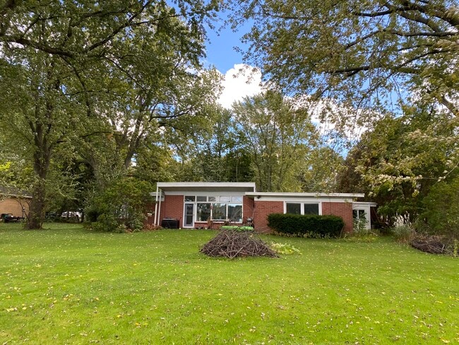 Building Photo - 3048 Waunona Way