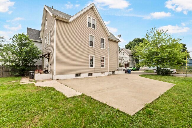 Building Photo - 354 Poplar St