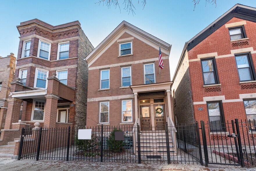 Building Photo - 2334 N Southport Ave
