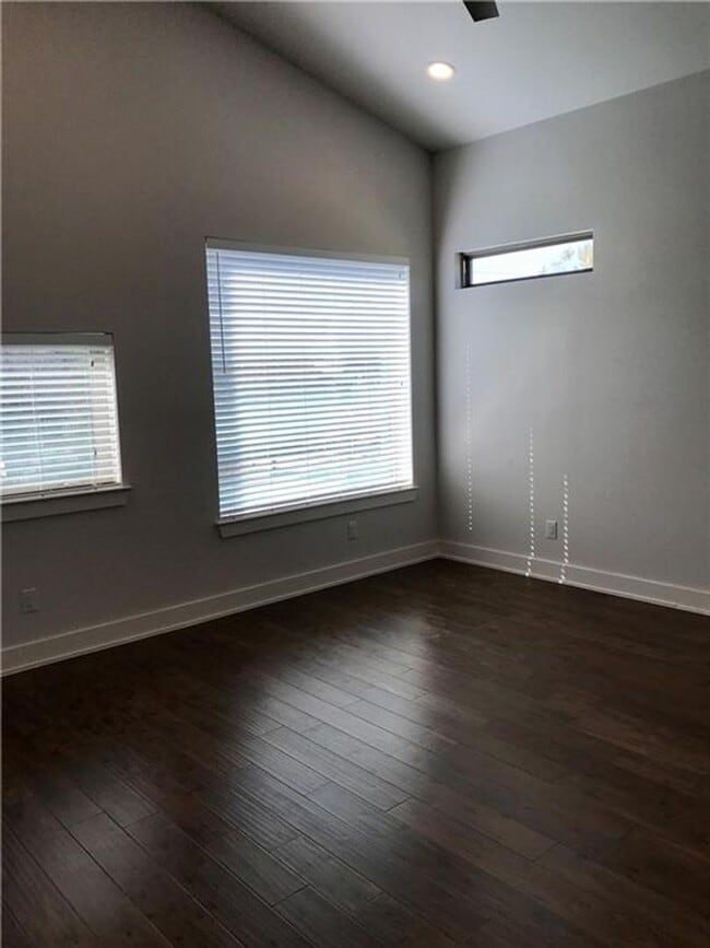 Building Photo - Central Austin / 3 bedroom, 2.5 baths / Mo...