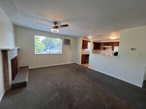 Building Photo - Three bed/Two Bath Upstairs Apartment | Av...