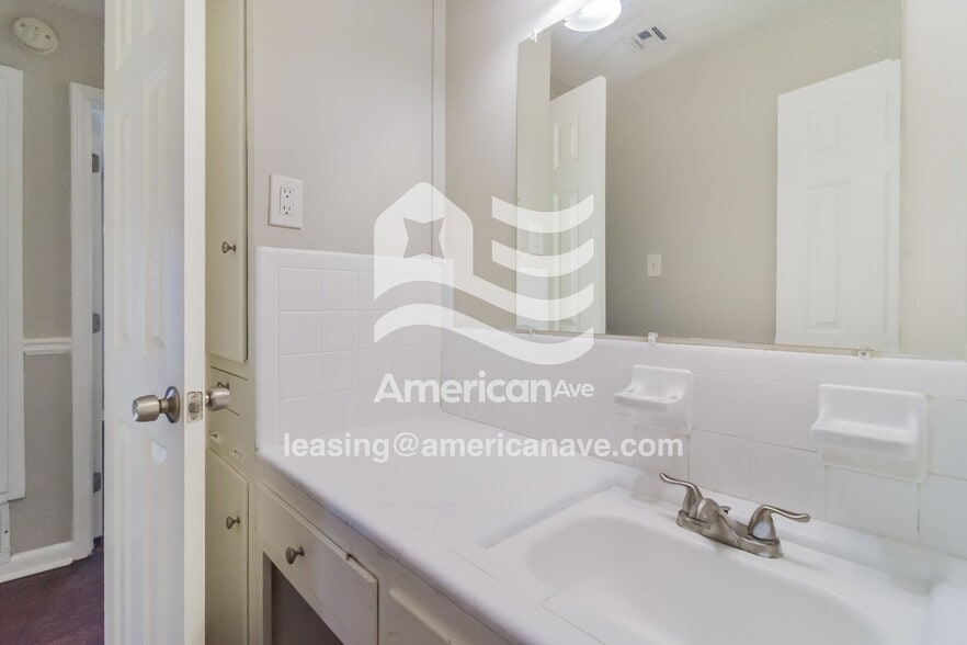 Building Photo - 227 Marian Dr