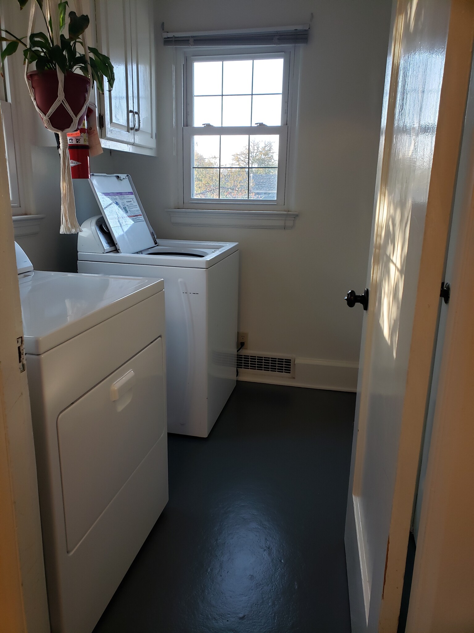 Shared laundry room - 901 Country Club Ave