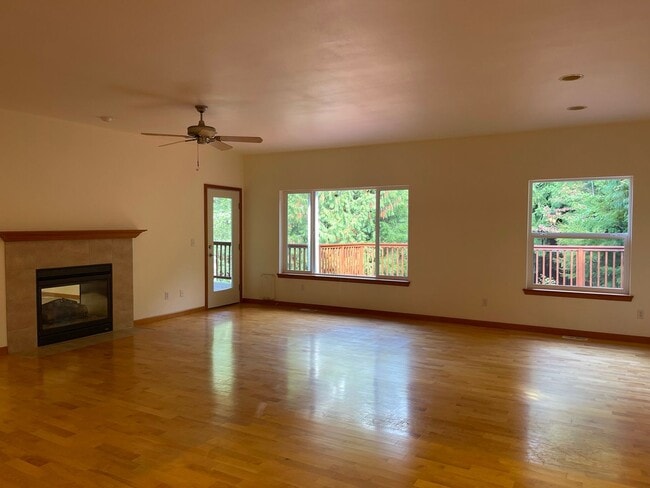 Building Photo - Prime Poulsbo location....3 bedroom rambler with bonus or office