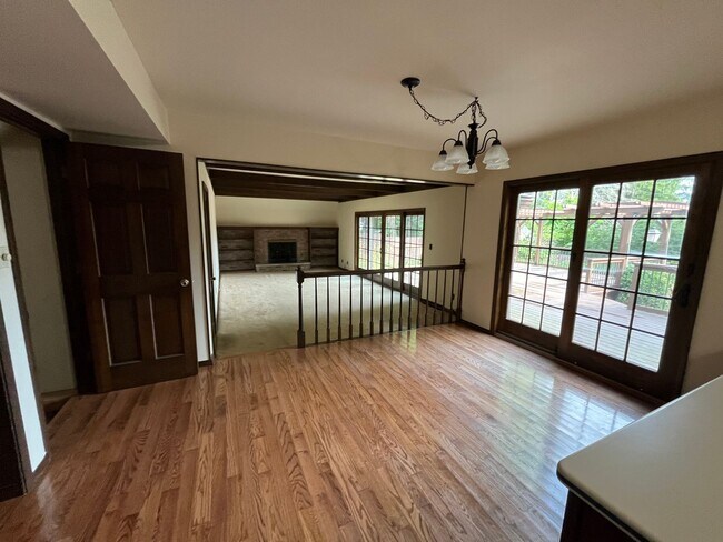 Building Photo - Large 5BR/3.5 Bath in Elm Heights. Available Now!