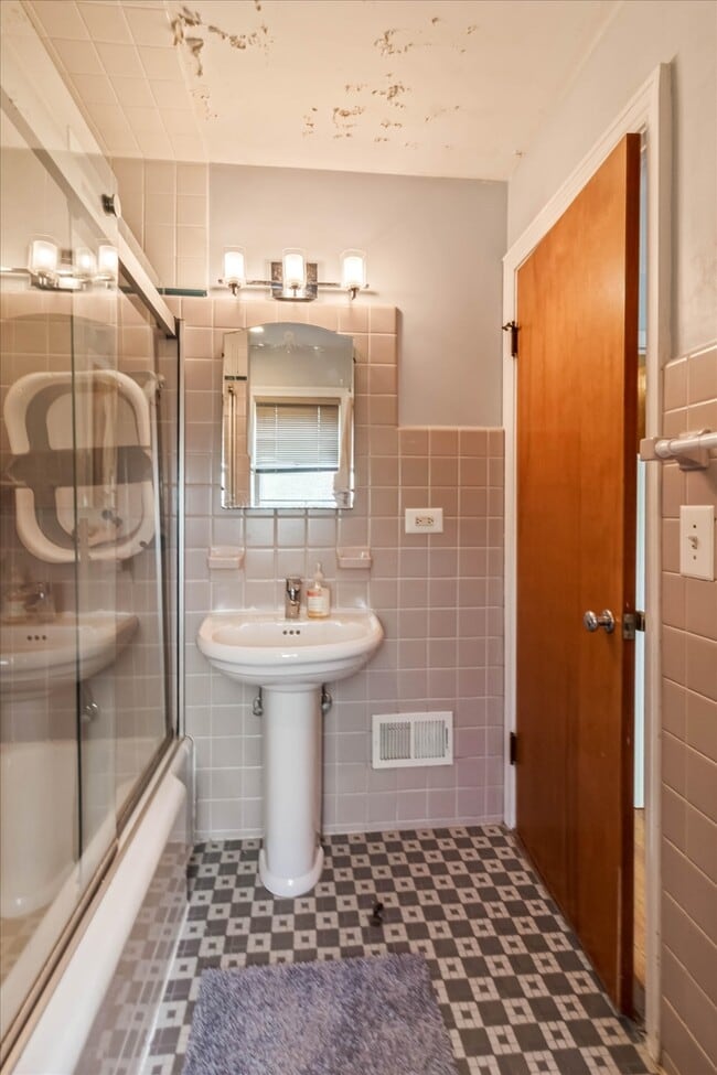 Building Photo - 745 Greenview Pl