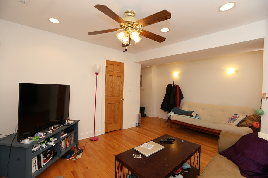 Building Photo - 922 W Addison St