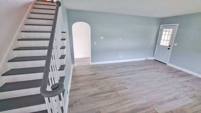 Building Photo - 4 Bed / 2 Bath Single Family Home