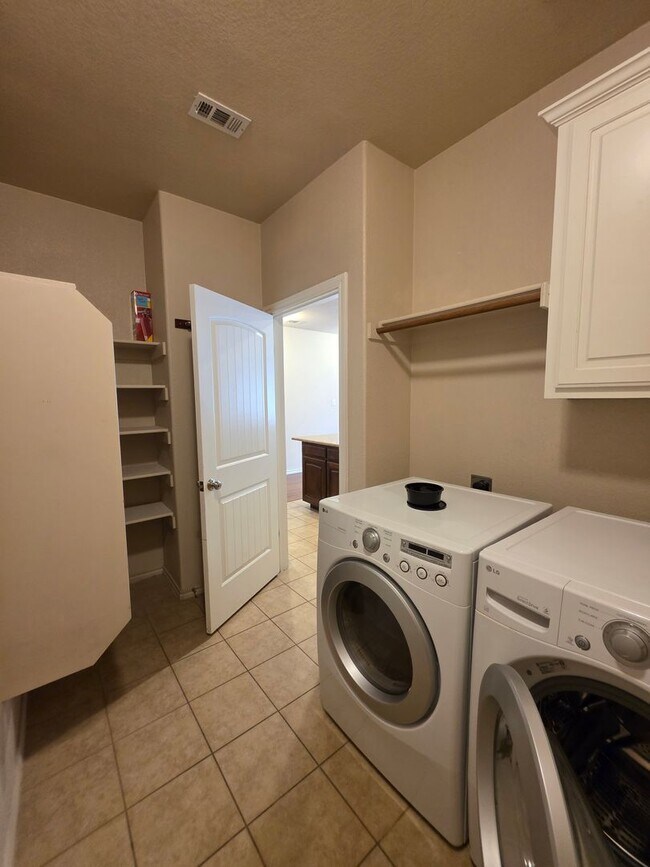 Building Photo - Heritage Craftsman Rental!
