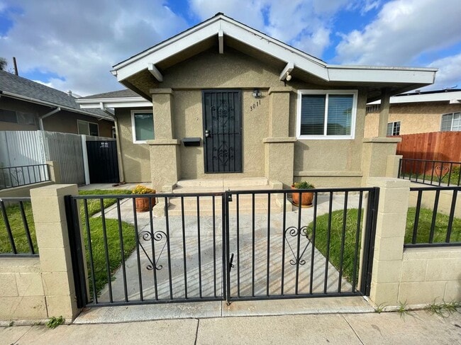 Building Photo - 3011 E 7th St