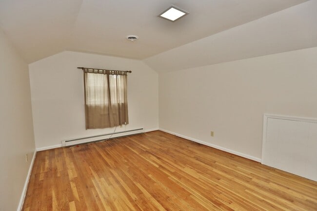 Building Photo - Waterfront Ranch Home - Excellent School Z...