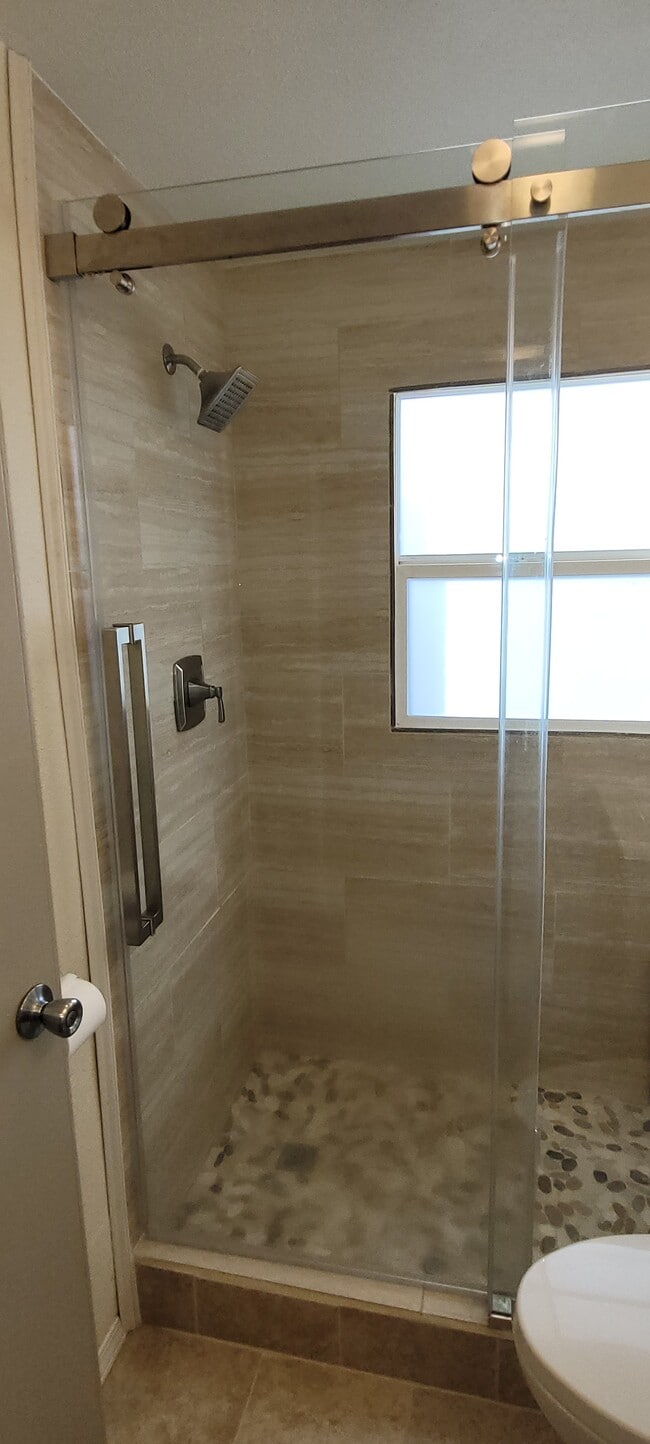 Building Photo - 2124 Maple Ave