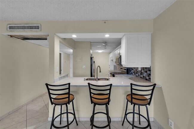 Building Photo - 7 Royal Palm Way