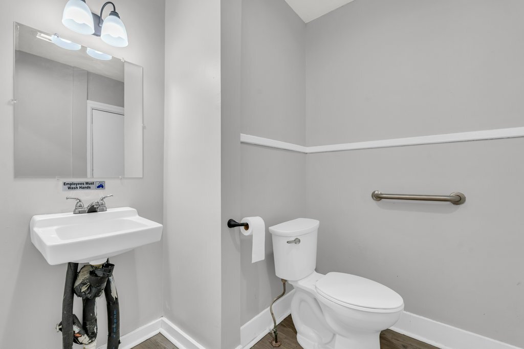 Building Photo - 423 Main St