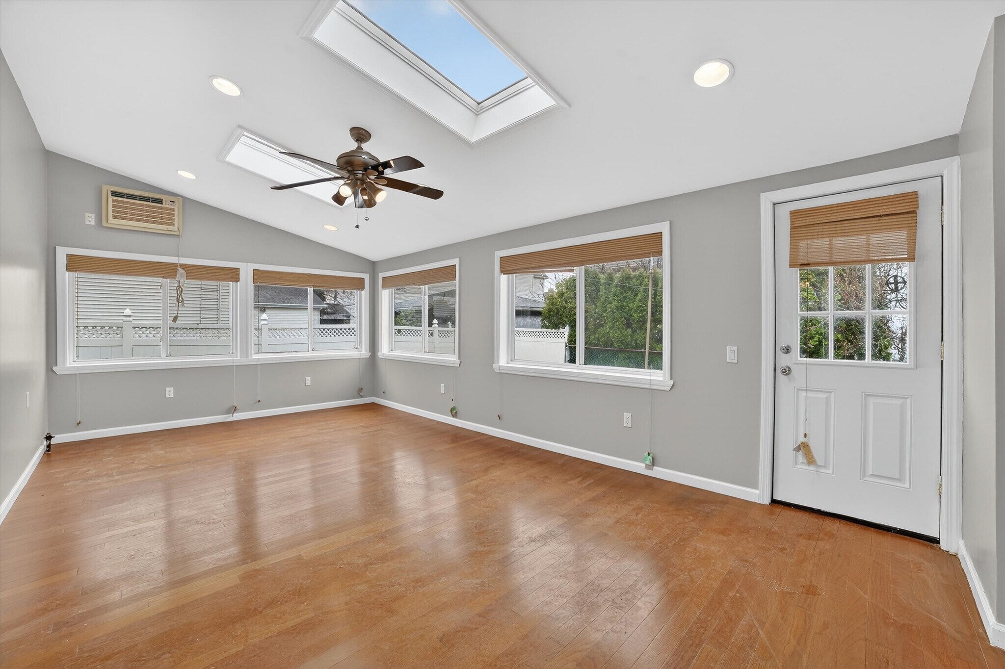 Building Photo - 4 Amackassin Ter