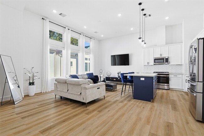 Building Photo - 107 W Whitney St