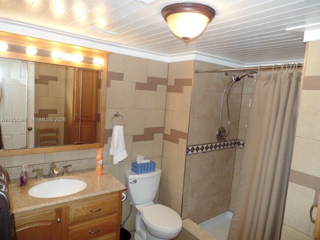 Building Photo - 280 Racquet Club Rd