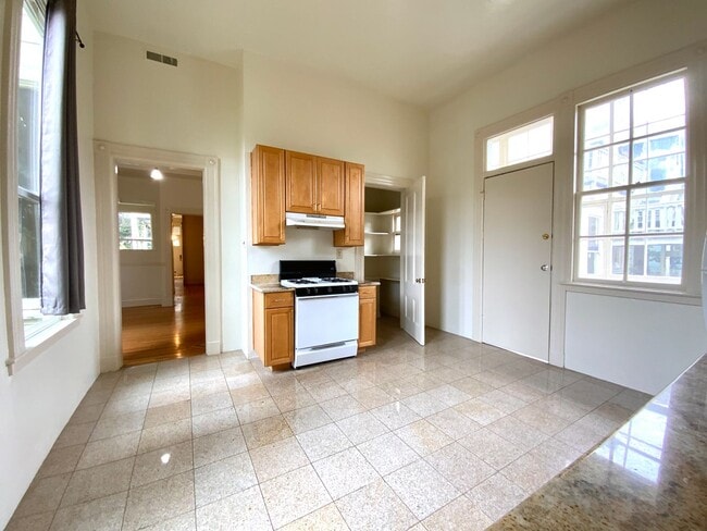 Building Photo - SPACIOUS 4BR! Laundry IN-UNIT! Great Locat...
