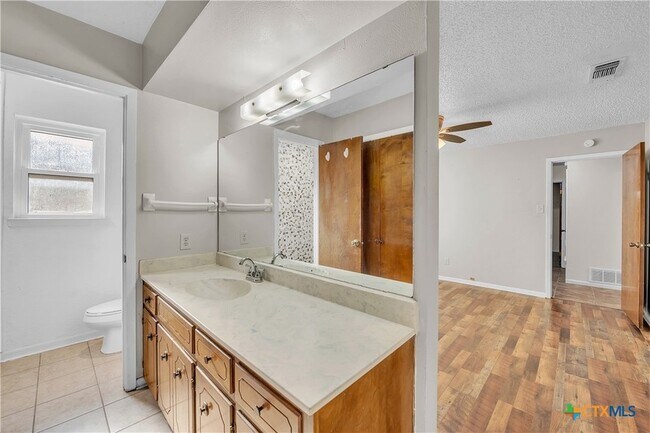 Building Photo - 613 Manning Dr