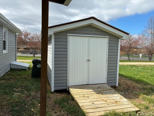 Building Photo - Fully Renovated 3 Bed 1 Bathroom Home with Open Floor Plan