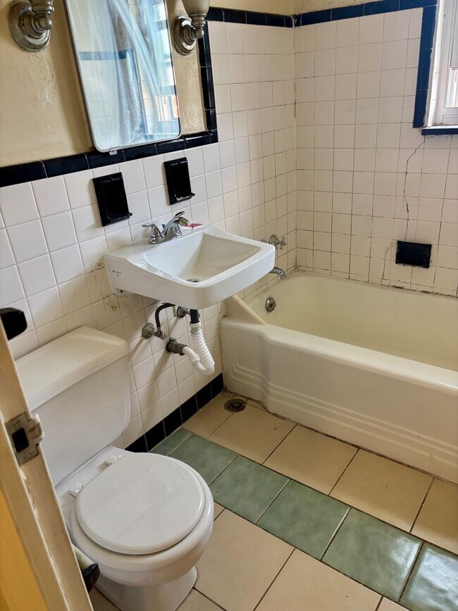 Building Photo - Top Floor 2 Bedroom Apartment  in Shadyside