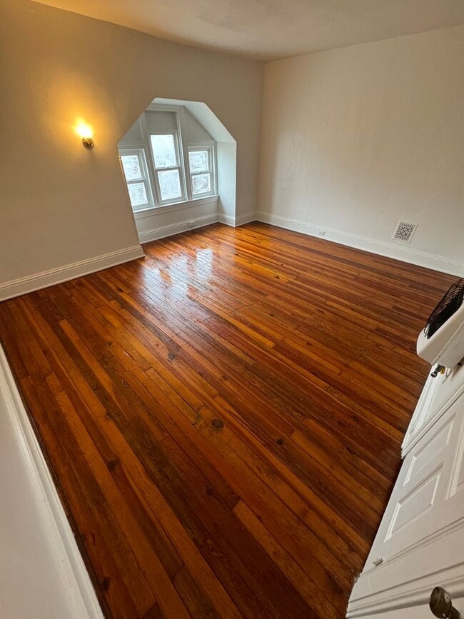Building Photo - 3rd floor Spacious Efficiency on the Avenues