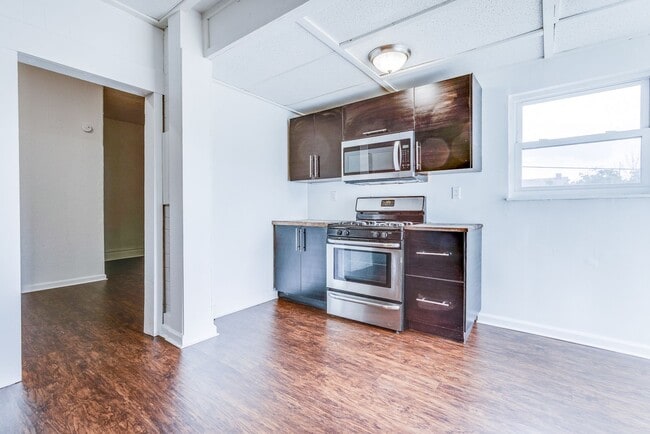 Building Photo - AVAILABLE July 2026 - Huge 5 Bedroom, 2 Bath Home in South Side Slopes w/ Garage Attached!