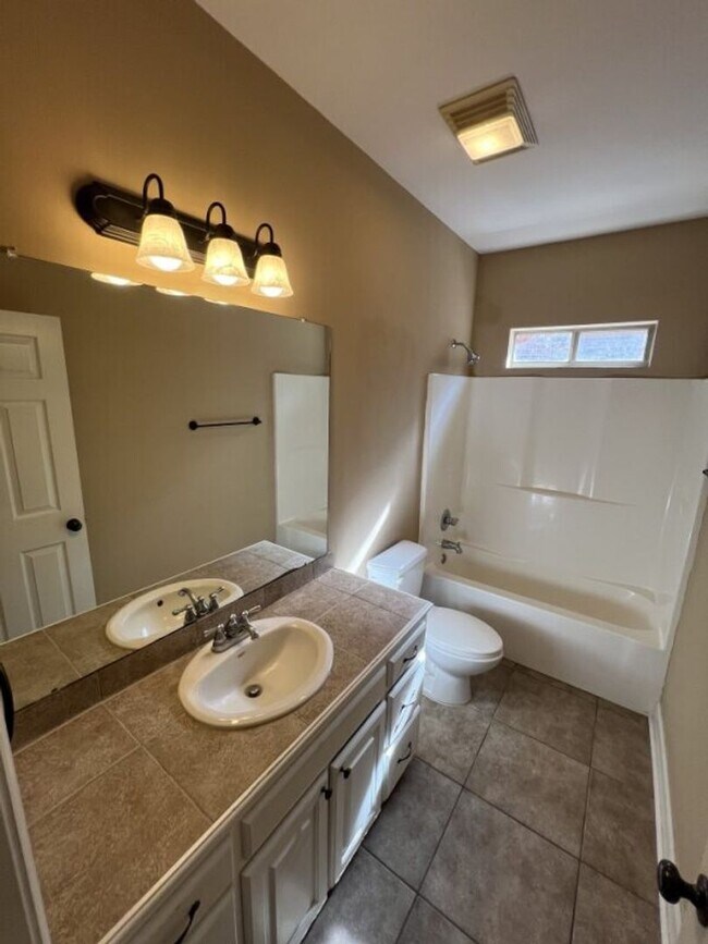 Building Photo - Charming 3-bedroom 2-bathroom in South Burbank Neighborhood!