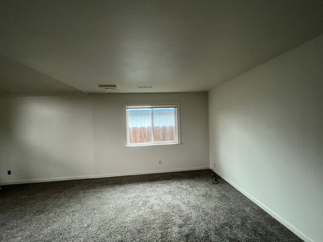 Building Photo - 3-bedroom, 2-bathroom home in Redding Upda...