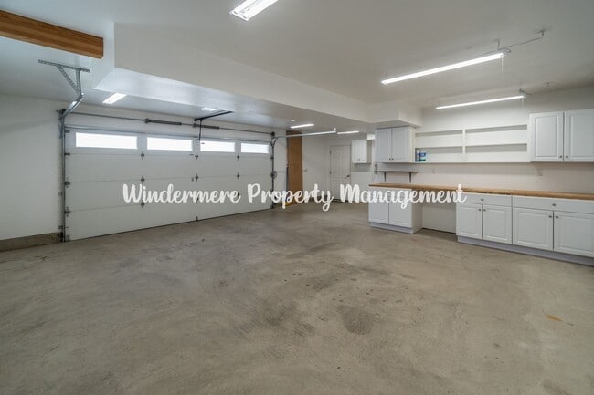 Building Photo - Beautifully Remodeled 2 bedroom in convenient location, private balcony, over sized garage, A/C a...