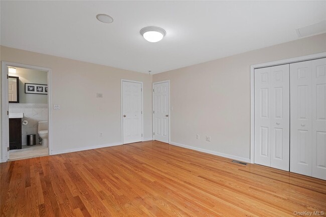 Building Photo - 215 Ashford Ave