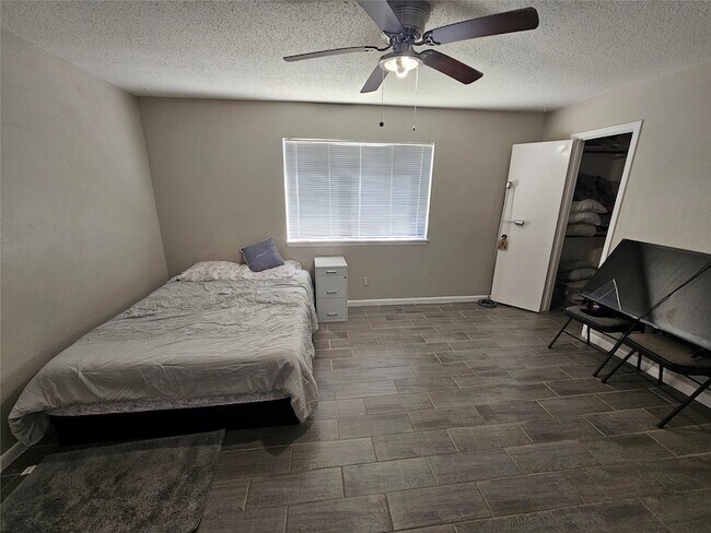 Building Photo - 16715 Rockbend