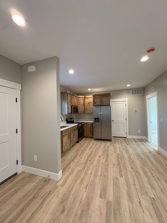 Building Photo - Ririe Apartment unit 5