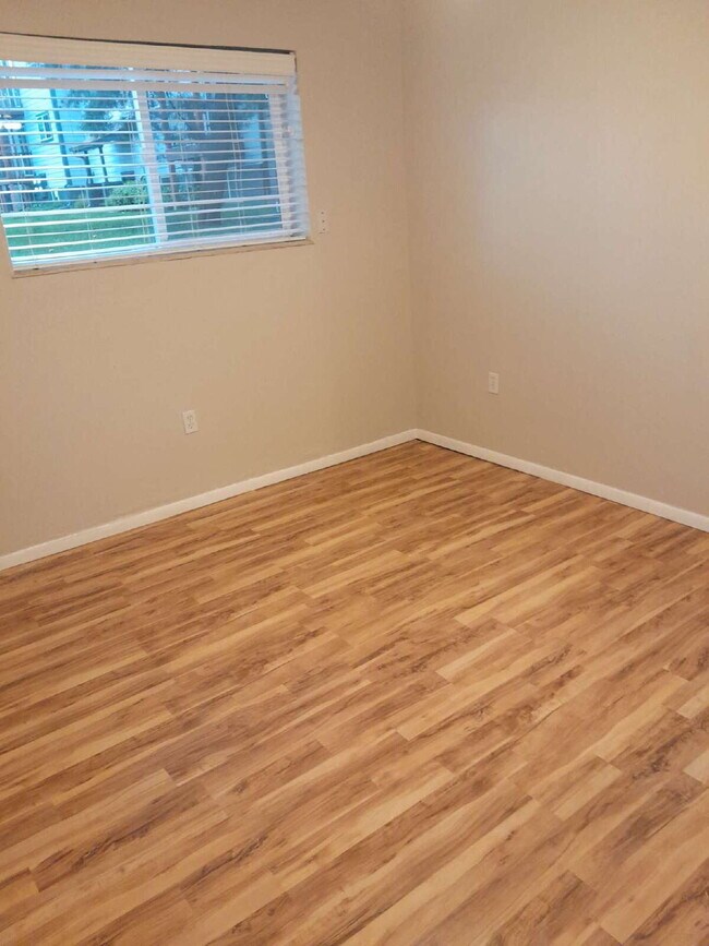 Building Photo - Immediate availability for a 2bd/1ba condo...
