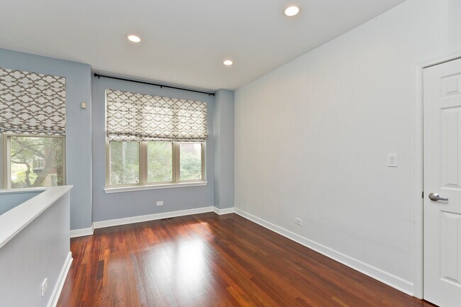 Building Photo - 1332 N Burling St