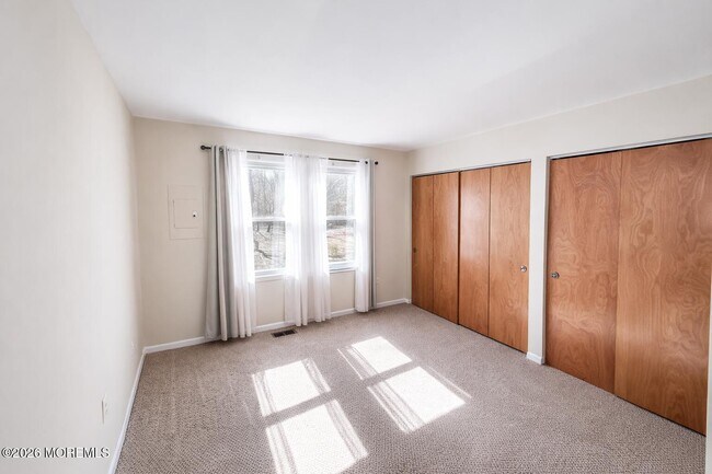 Building Photo - 16 Pin Oak Ln