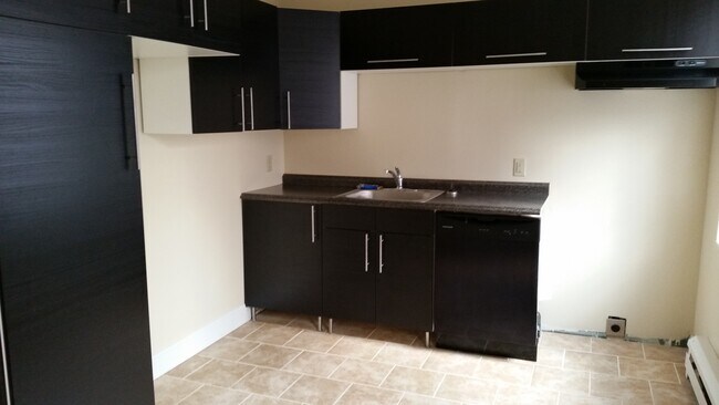 Building Photo - Town Home