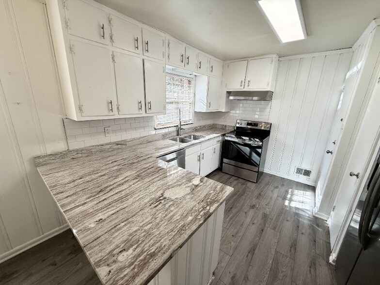 Building Photo - 2071-2073 E Roxboro Rd NE