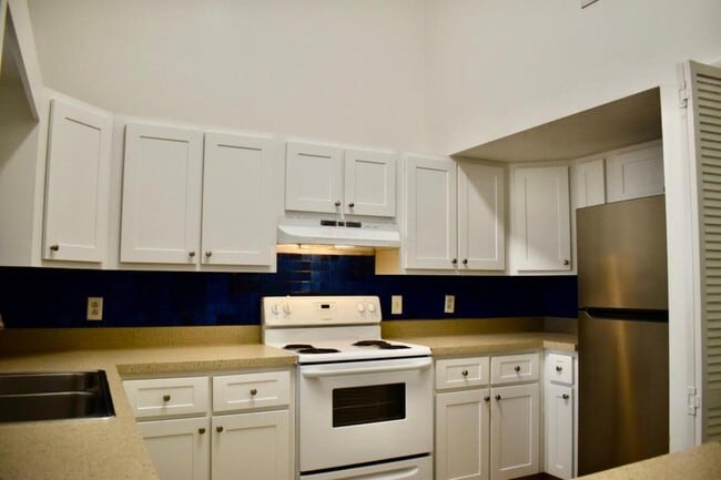 Building Photo - 5220 SW 21st Pl