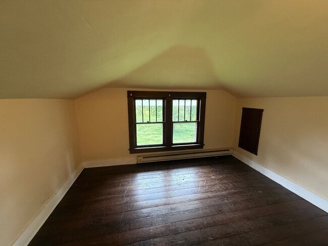 Building Photo - 4 Bedroom Home