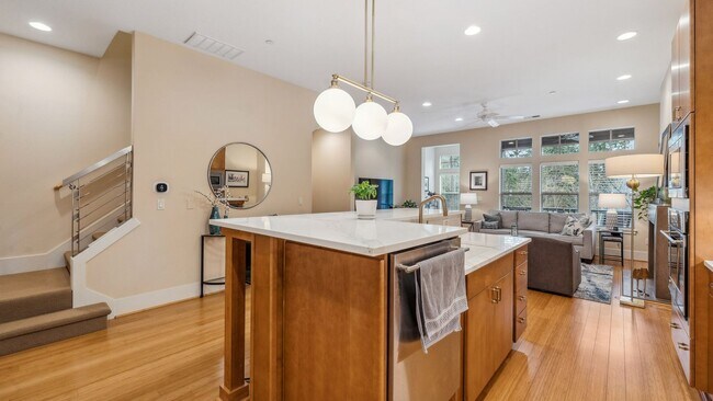 Building Photo - Modernly Elegant Townhome w/ 2 Primary Suites +2.5 bathrooms in Beautiful Peterkort!