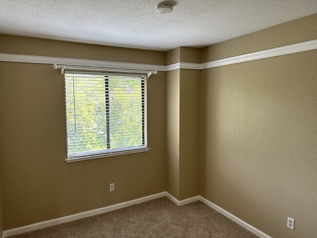 Building Photo - Spacious 3 Bed, 2.5 Bath West Dublin Townh...