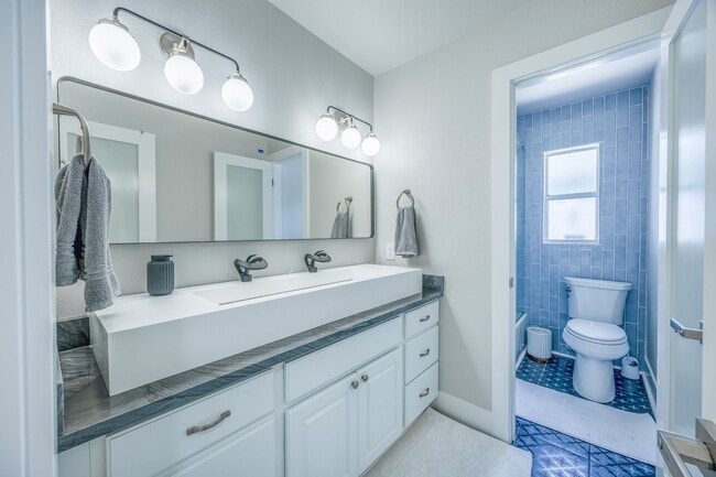 Building Photo - Fully Renovated 4 Bed/ 2.5 Bath Home in Wi...